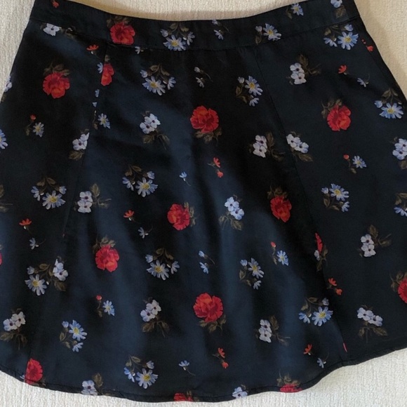 American Eagle Black Satin Floral Mini Skirt - Picture 3 of 8